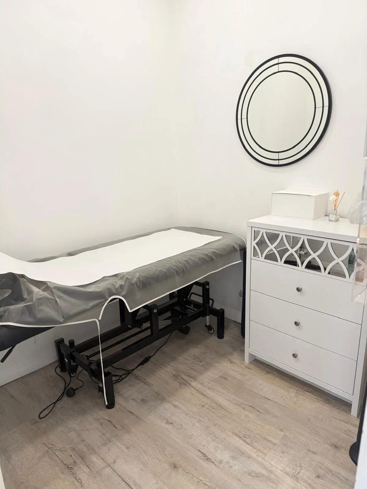 Inside Lash It Up beauty salon on Baker Street Enfield. calm professional treatment space EN1