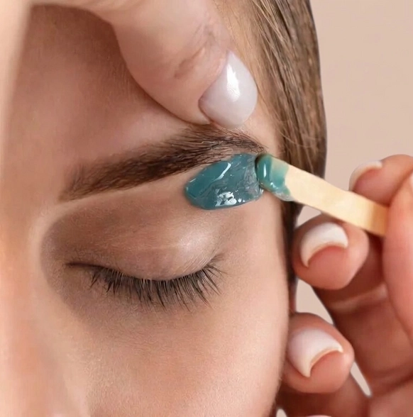 Eyebrow waxing treatment at Lash It Up beauty salon Baker Street Enfield EN1
